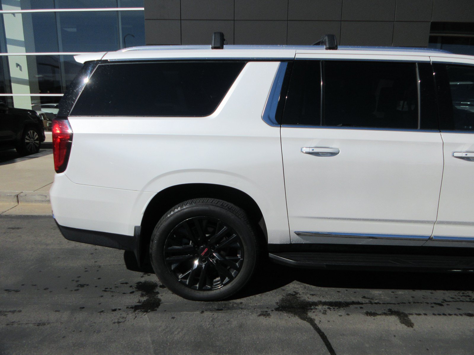 Used 2021 GMC Yukon XL SLT w/ SLT Luxury Plus Package AWD/4WD image 13