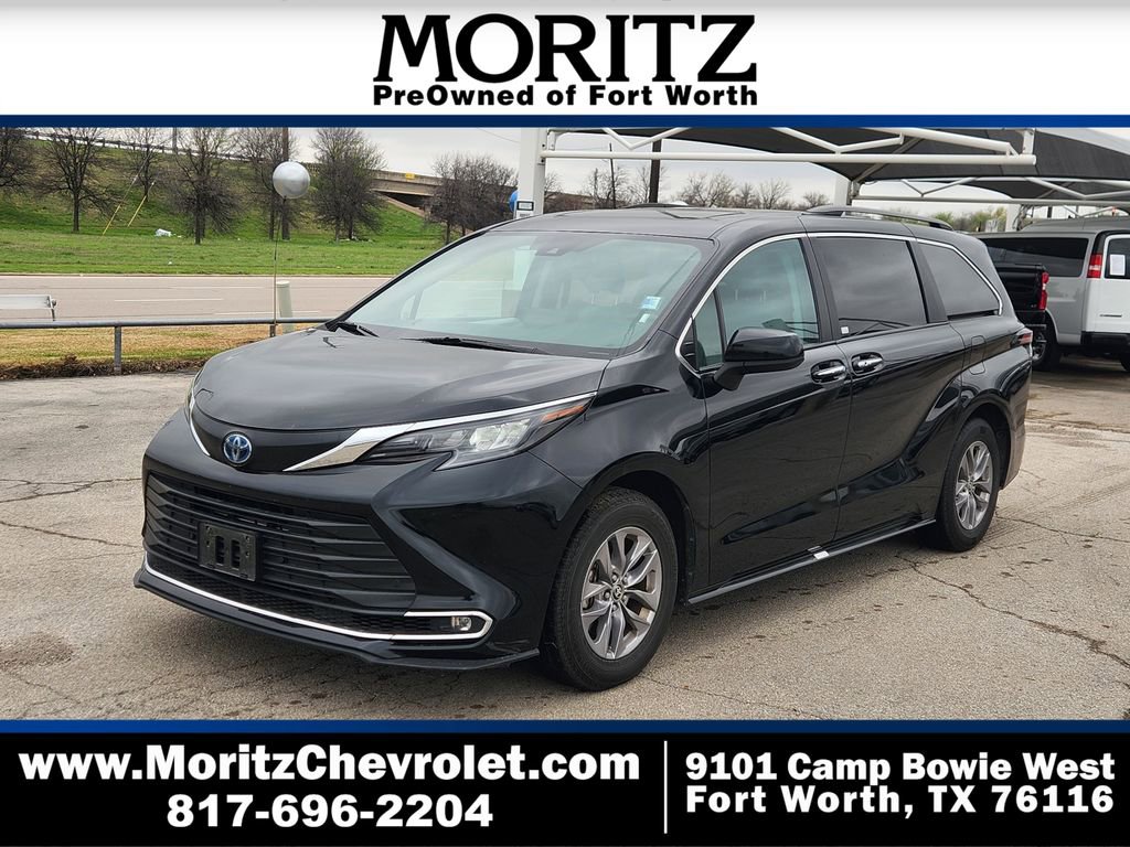 Used 2024 Toyota Sienna XLE image 1