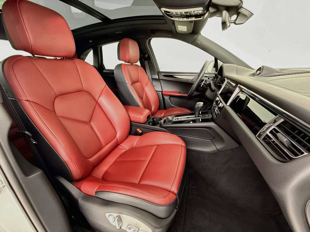 Certified 2025 Porsche Macan AWD/4WD image 30