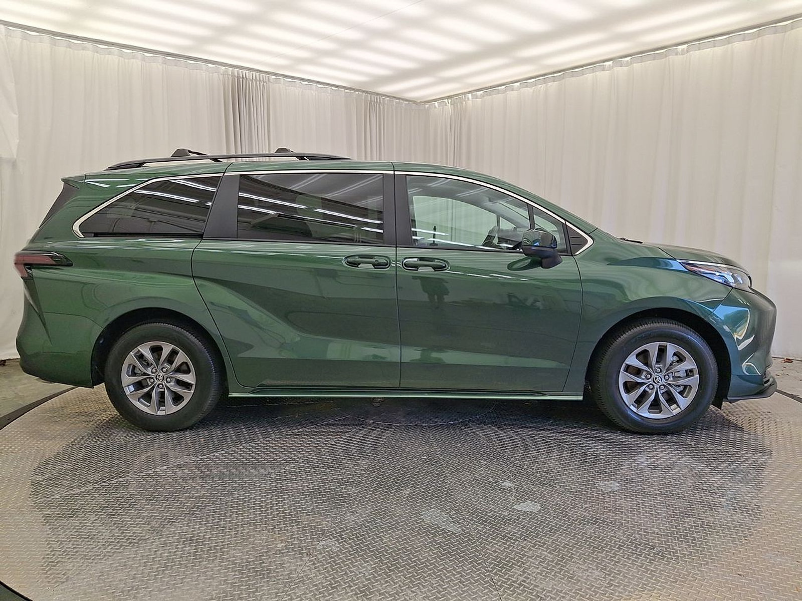 Certified 2026 Toyota Sienna LE AWD/4WD image 29