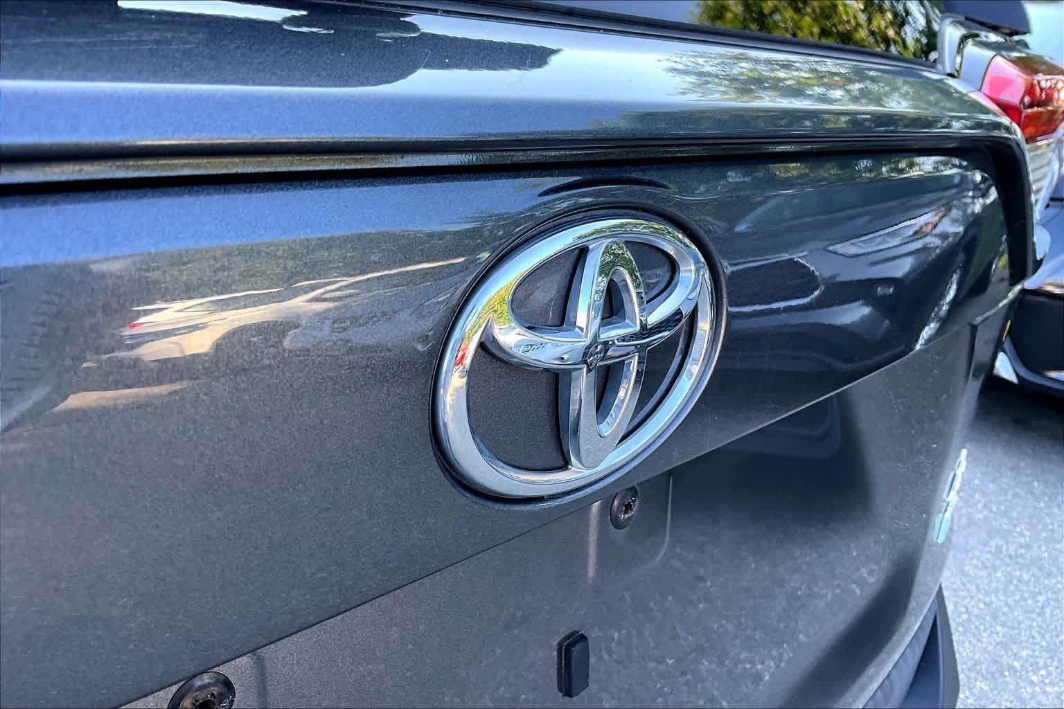 Certified 2020 Toyota RAV4 LE w/ All Weather Liner Package AWD/4WD image 29