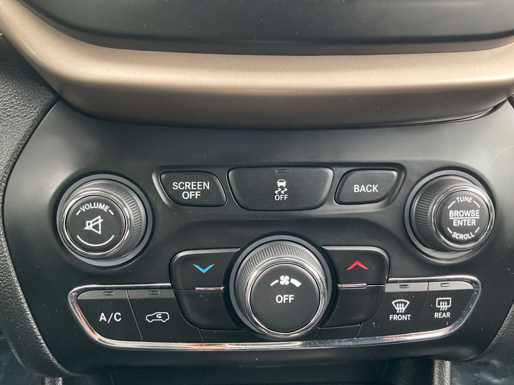 Used 2017 Jeep Cherokee Latitude w/ Cold Weather Group AWD/4WD image 20