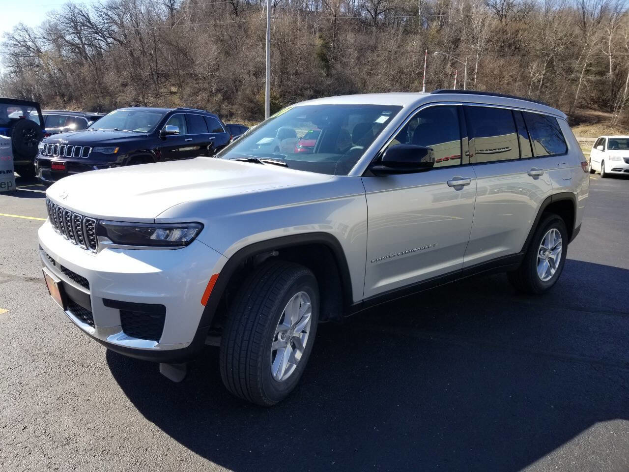 Certified 2024 Jeep Grand Cherokee L Laredo w/ Luxury Tech Group I AWD/4WD image 3