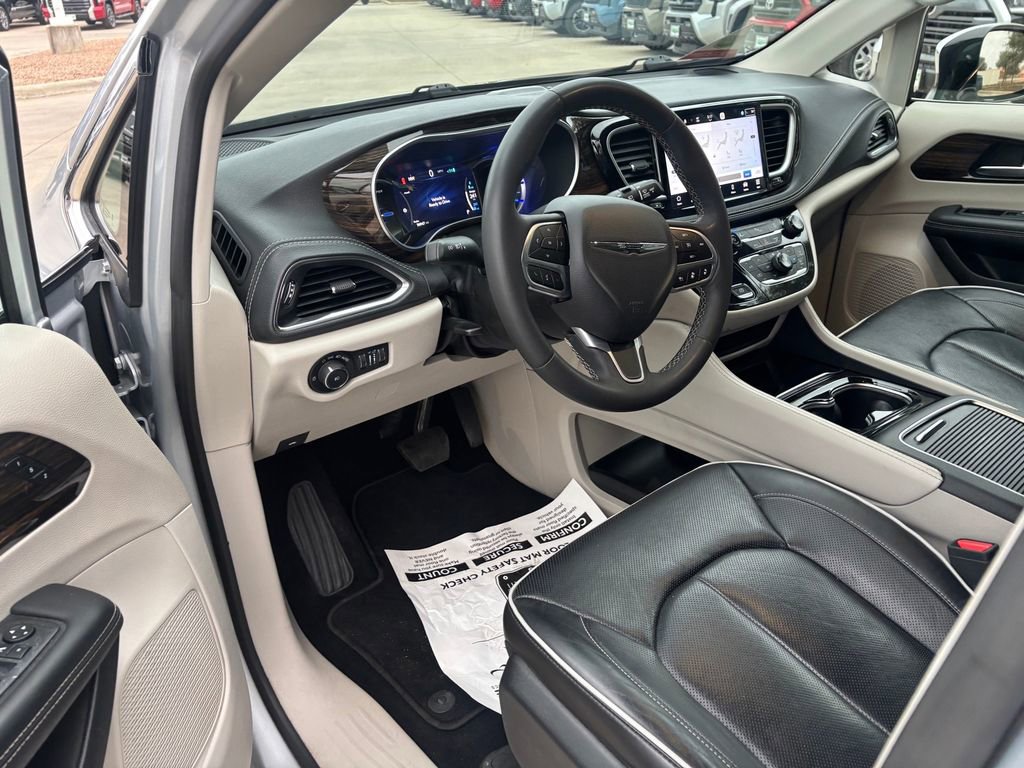 Used 2023 Chrysler Pacifica Limited image 8