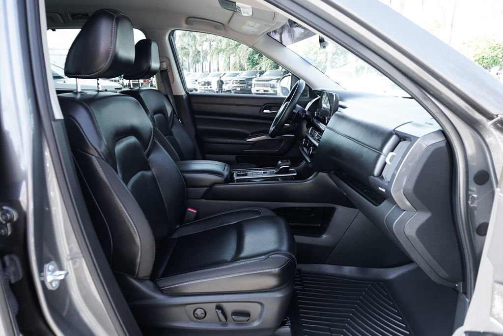 Used 2025 Nissan Pathfinder SL image 40