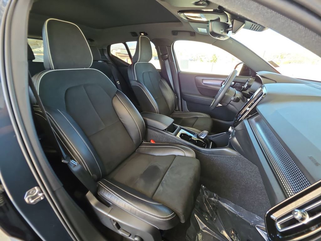 Used 2022 Volvo XC40 P8 Recharge Plus image 28