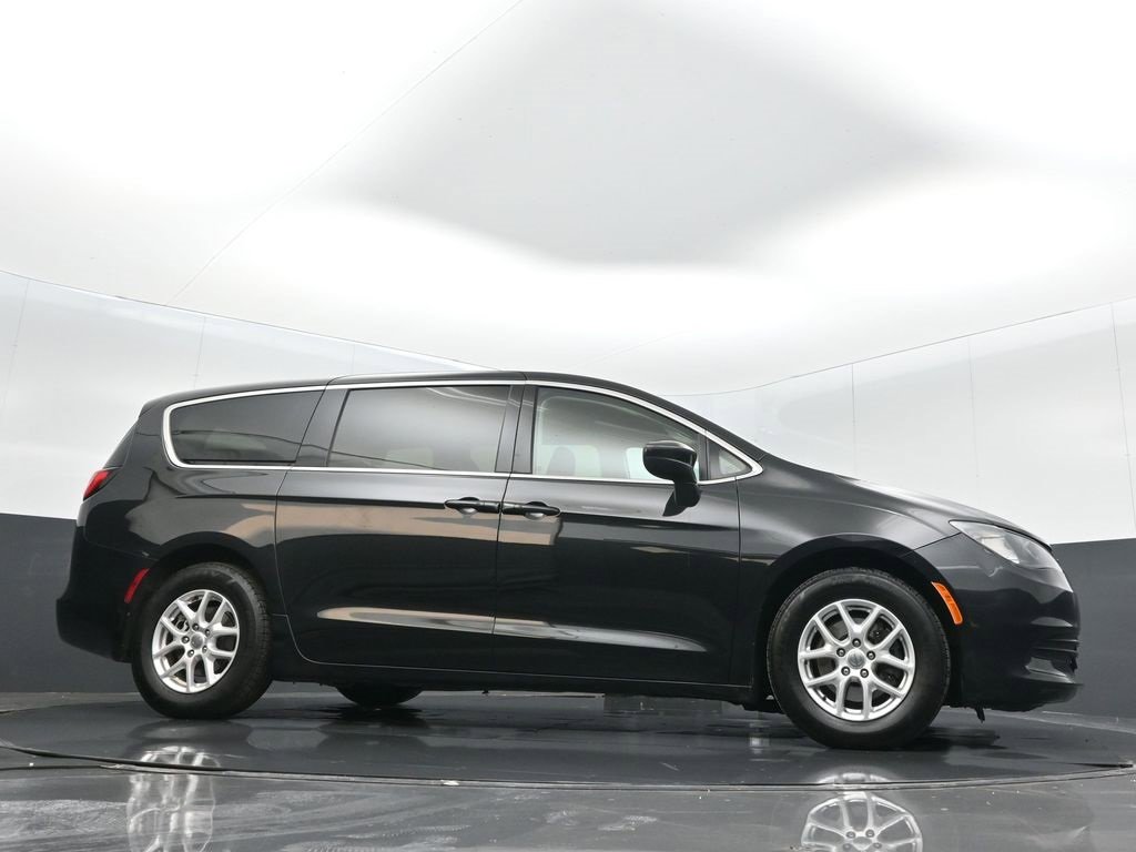 Used 2017 Chrysler Pacifica Touring image 29