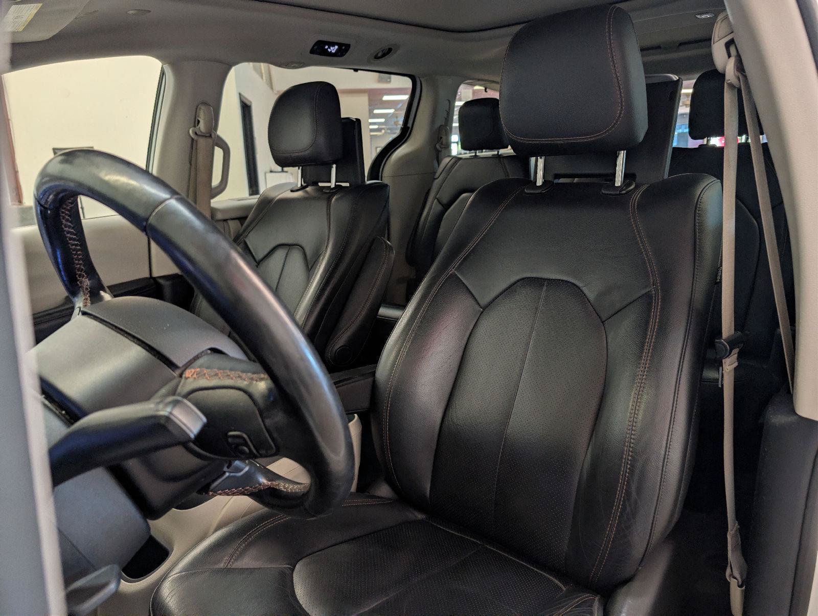 Used 2019 Chrysler Pacifica Touring-L Plus w/ Advanced Safetytec Group FWD image 3