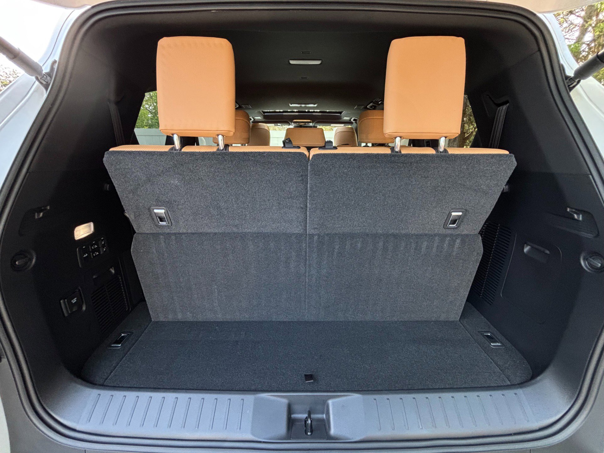 Used 2025 Lexus LX 600 4WD w/ Accessory Package (2T) image 32