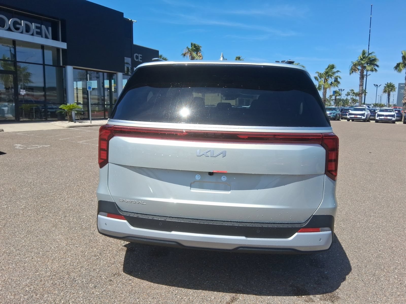 New 2026 Kia Carnival EX FWD image 4