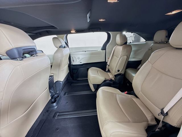Used 2023 Toyota Sienna Limited image 9