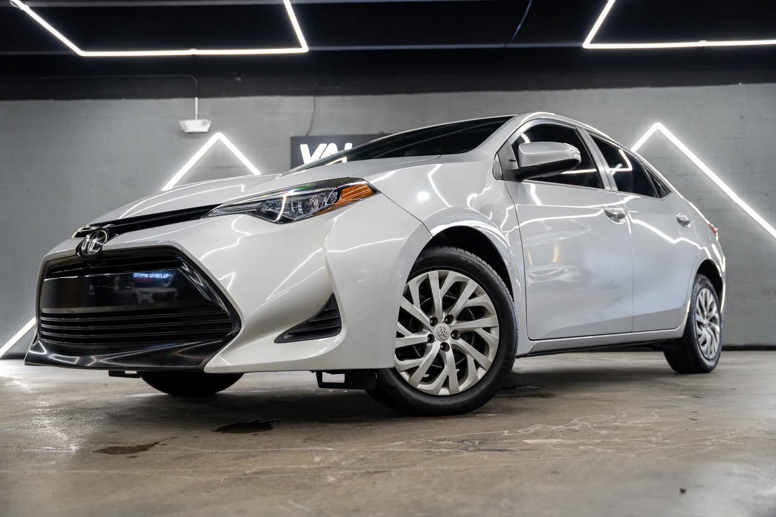 Used 2019 Toyota Corolla LE FWD image 2