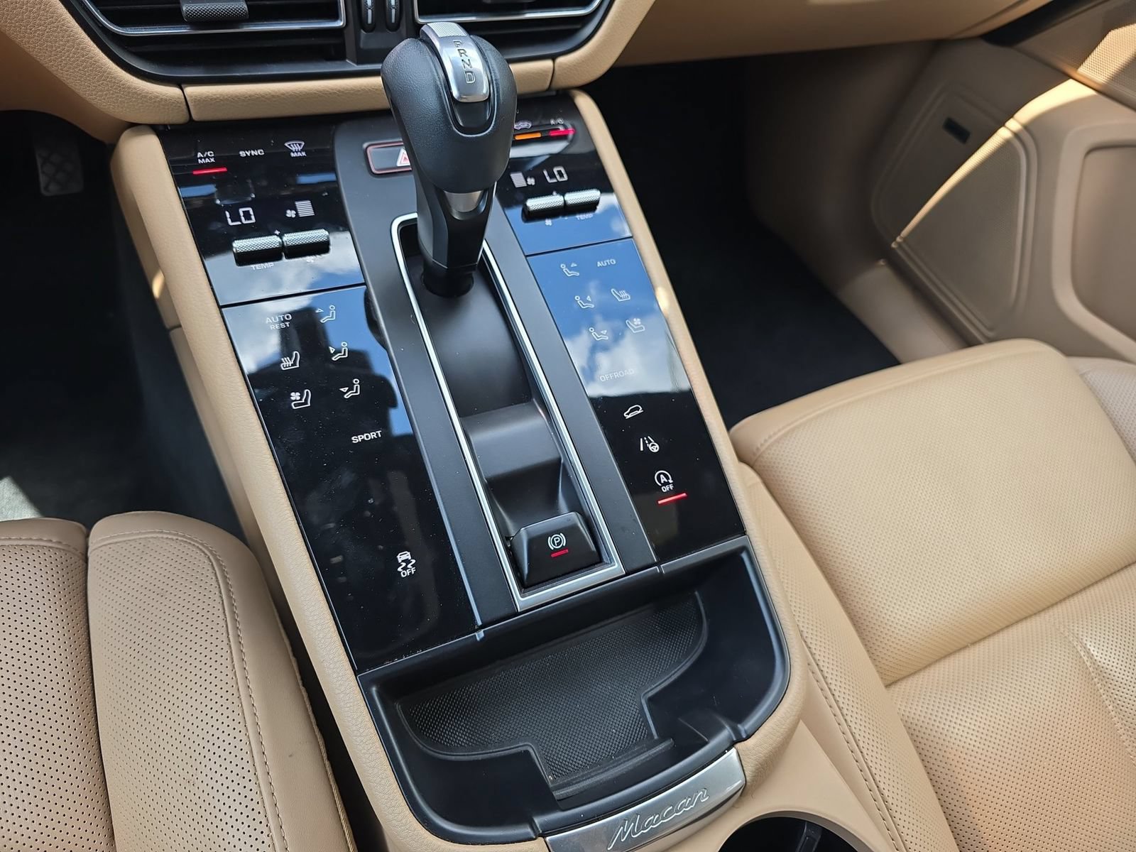 Certified 2022 Porsche Macan AWD/4WD image 22