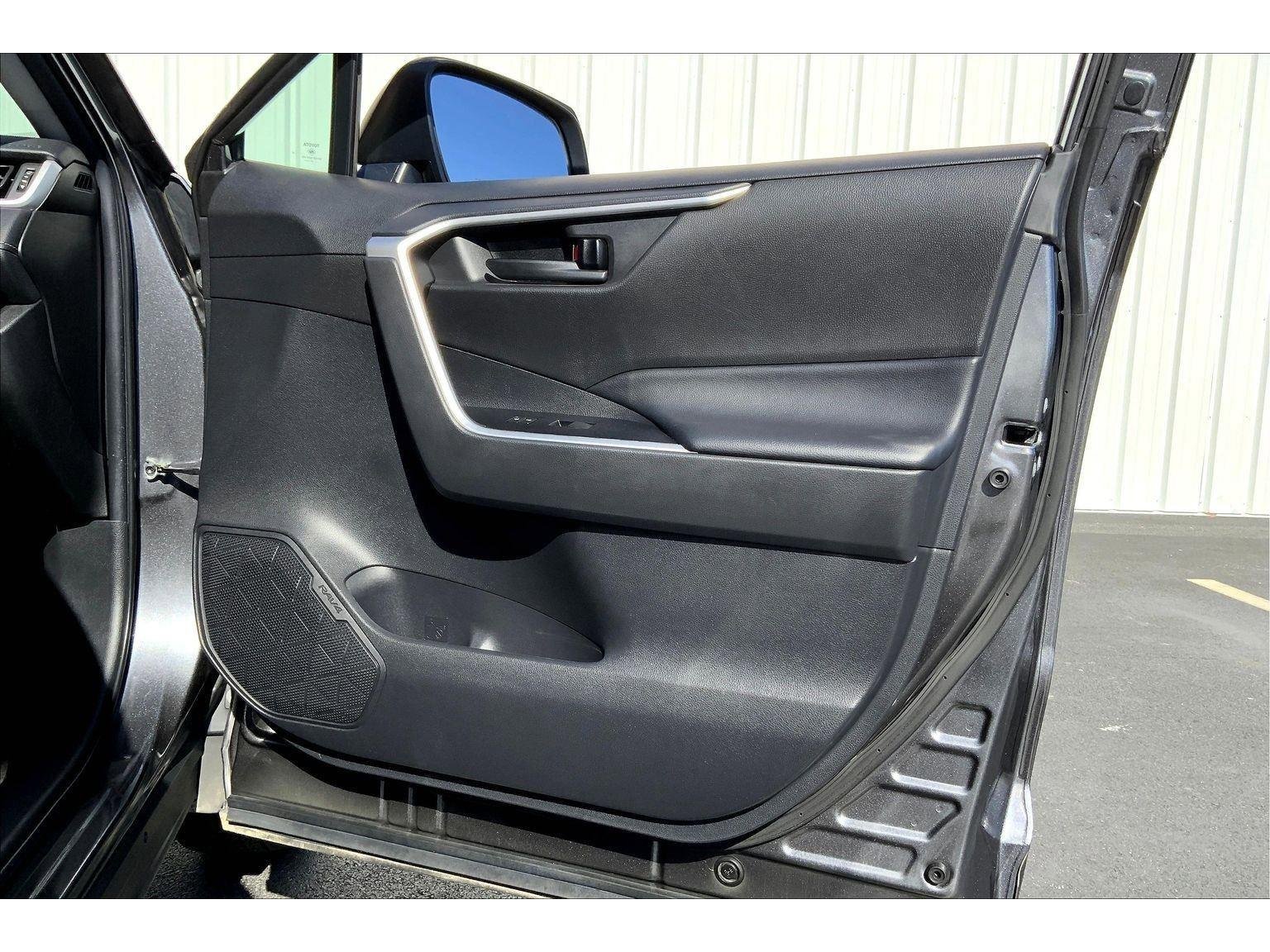 Used 2022 Toyota RAV4 LE image 21