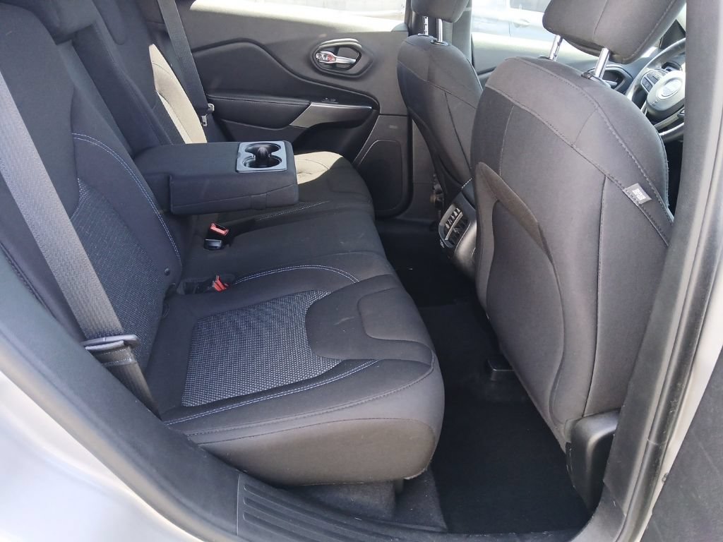 Used 2019 Jeep Cherokee Latitude w/ Popular Appearance Group AWD/4WD image 9