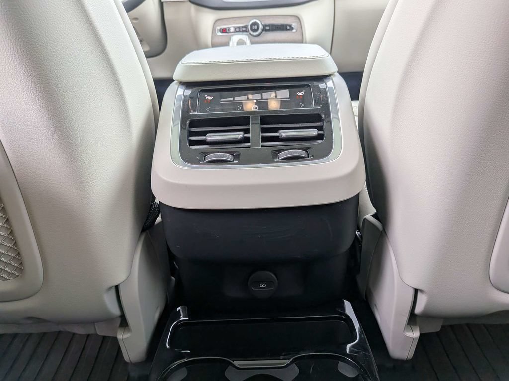 Certified 2024 Volvo XC90 B6 Ultimate w/ Lounge Package AWD/4WD image 17