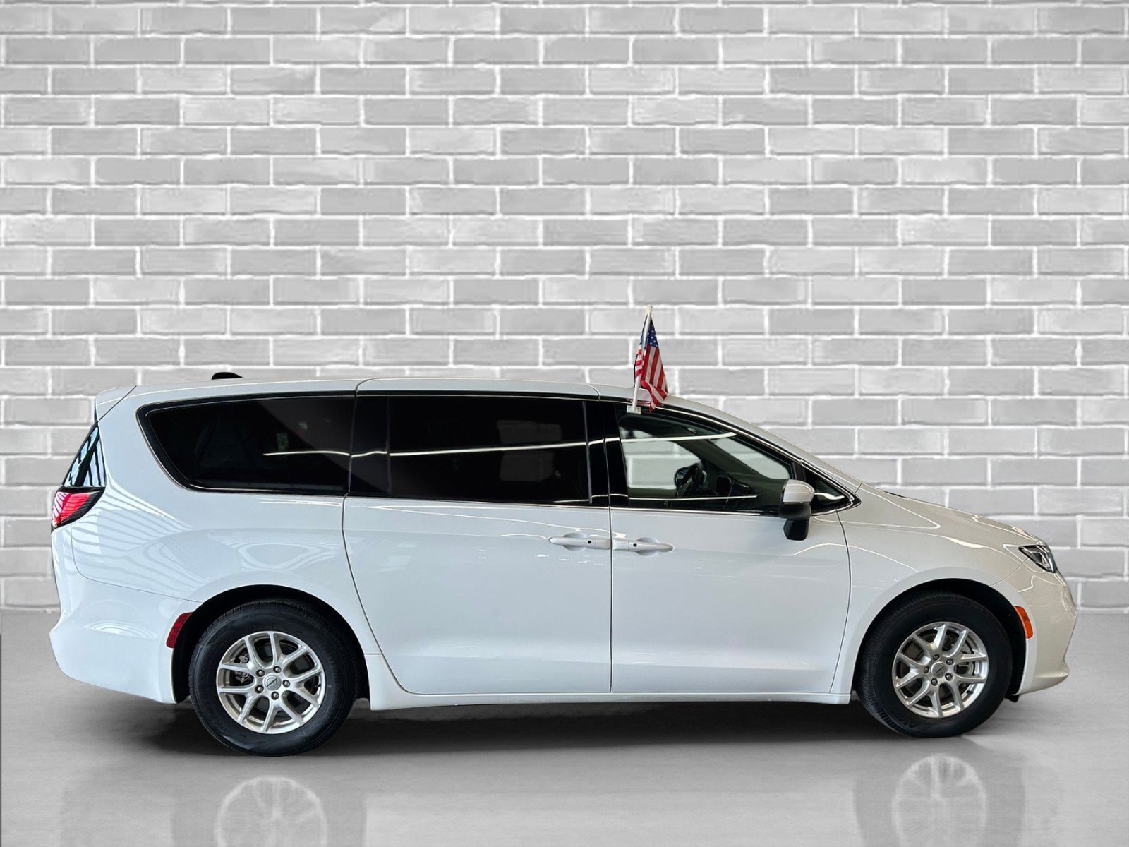 Used 2023 Chrysler Pacifica Touring-L image 6