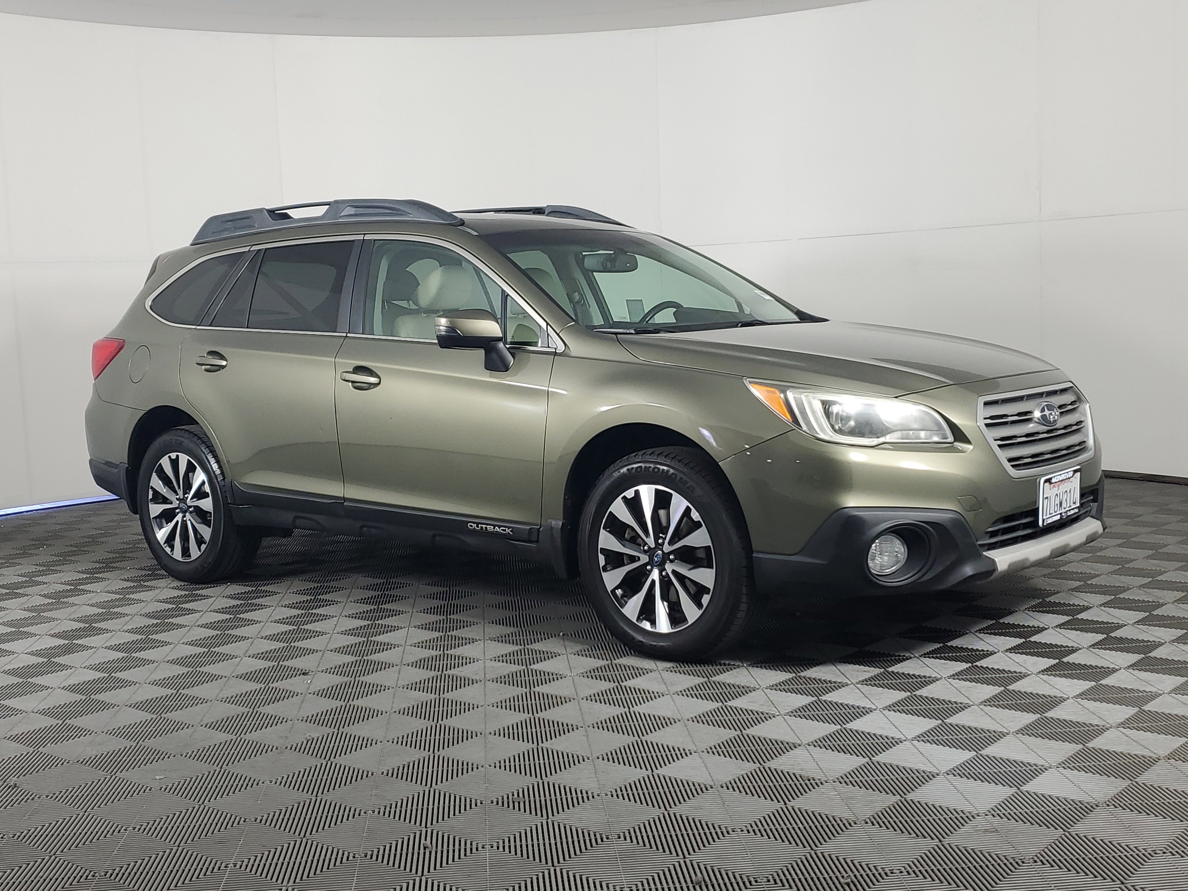 Used 2015 Subaru Outback 2.5i Limited AWD/4WD image 2
