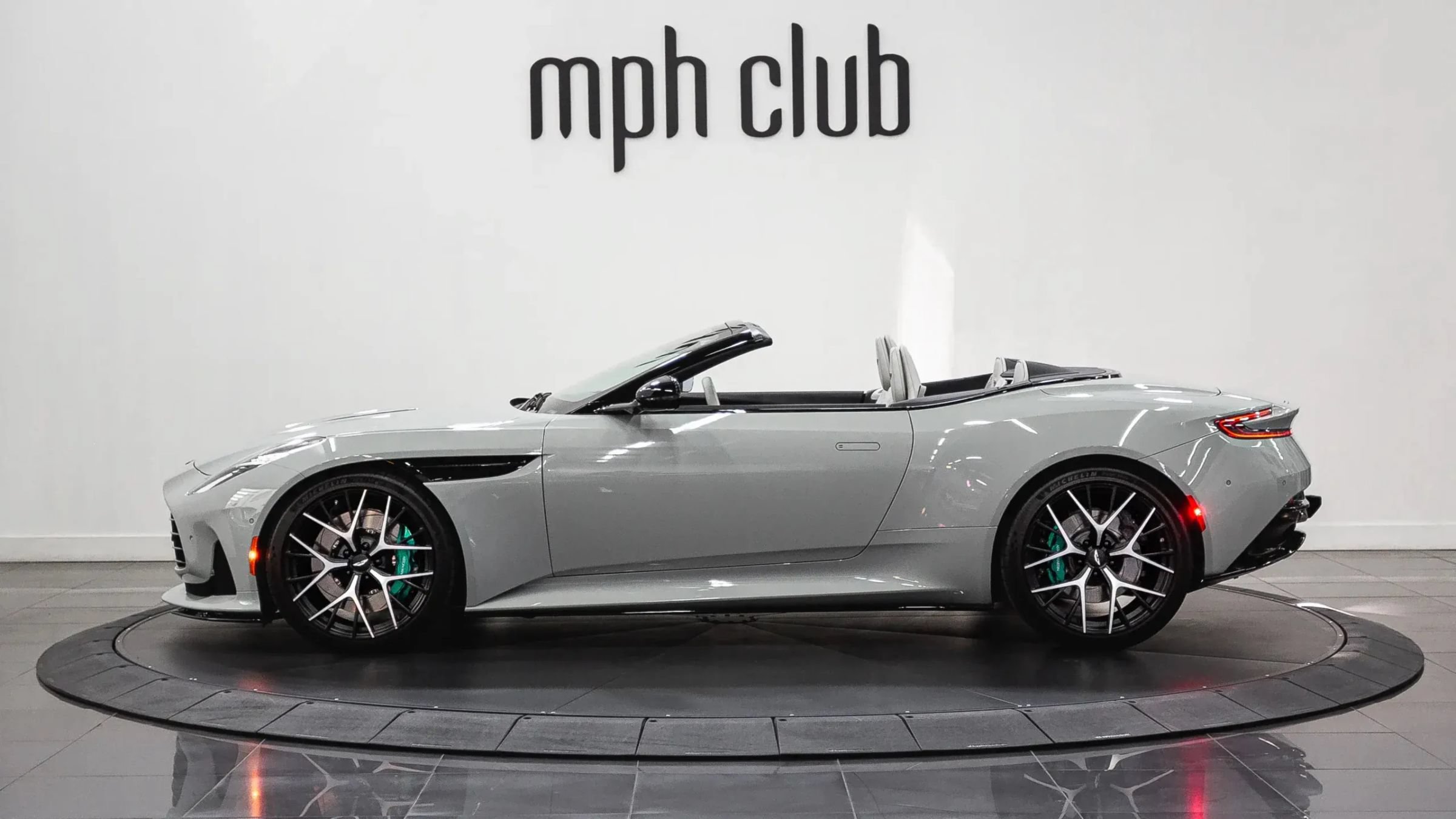 Used 2024 Aston Martin DB12 Convertible RWD image 3