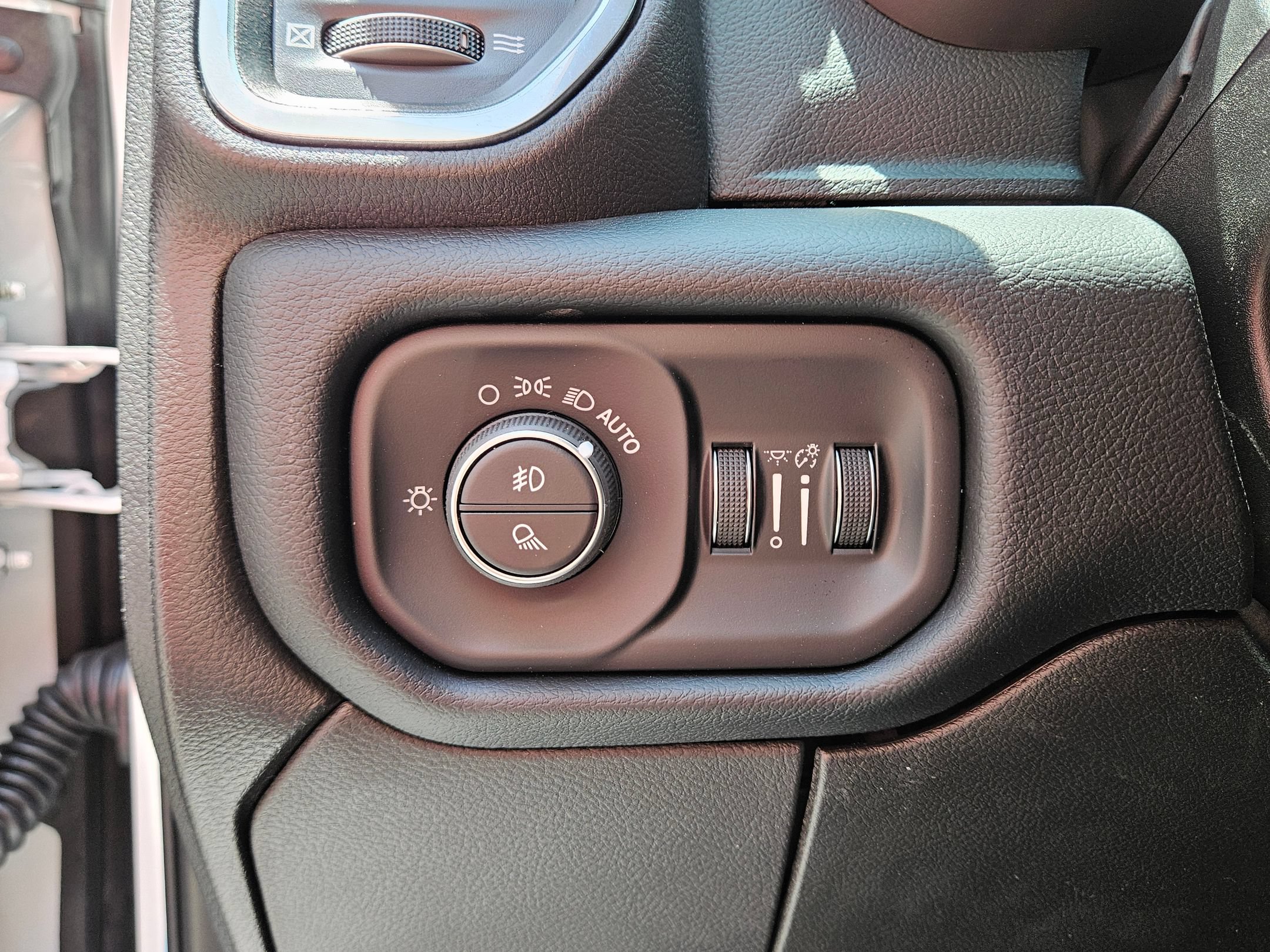 New 2026 RAM 2500 Laramie w/ Sport Appearance Package AWD/4WD image 17