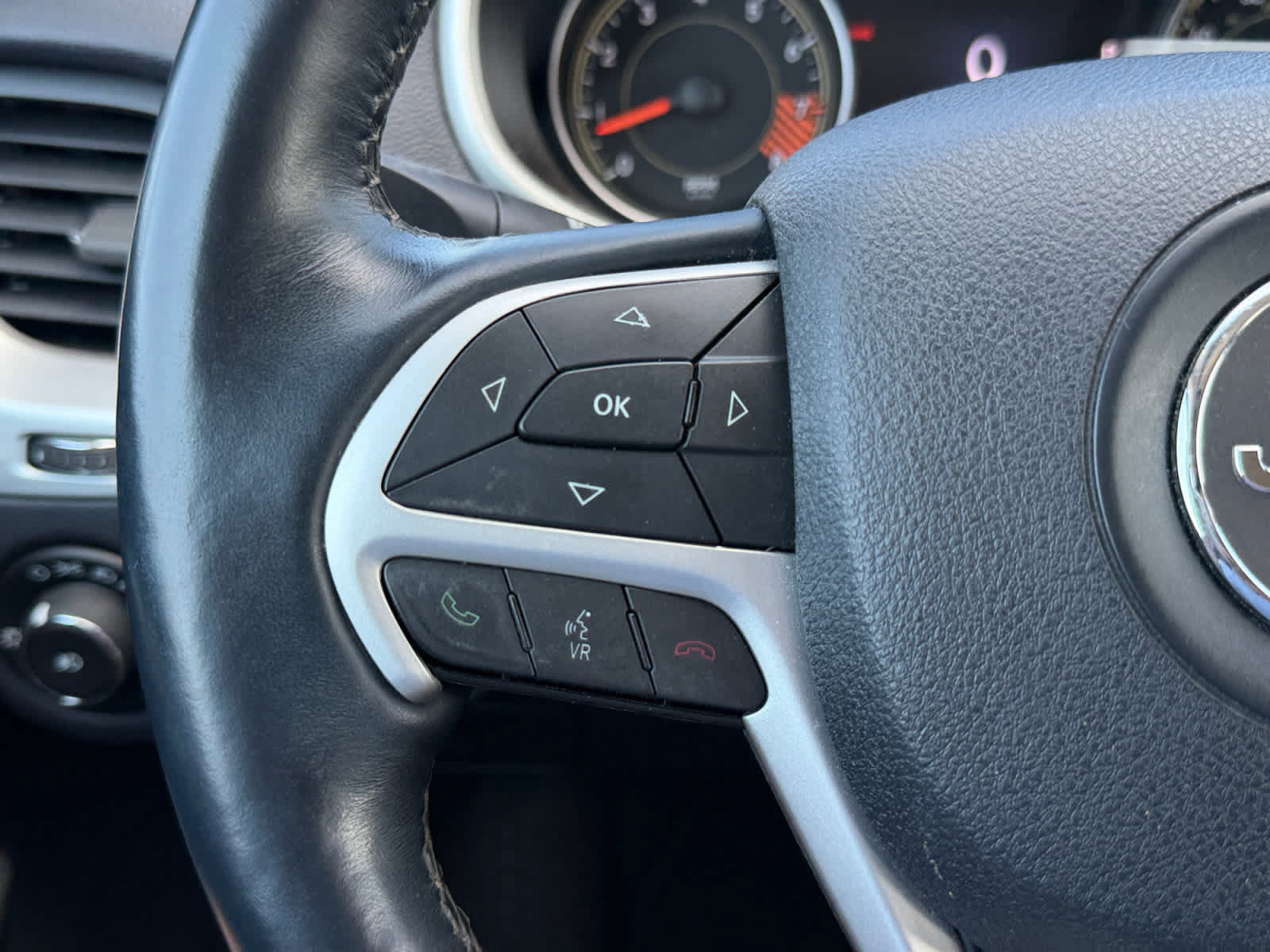 Used 2015 Jeep Cherokee Limited w/ Luxury Group AWD/4WD image 45