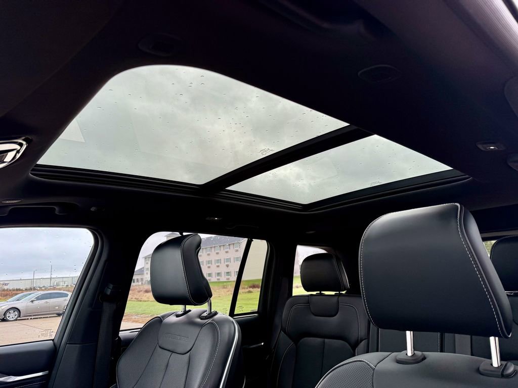 Used 2023 Jeep Grand Cherokee Overland w/ Luxury Tech Group IV image 34