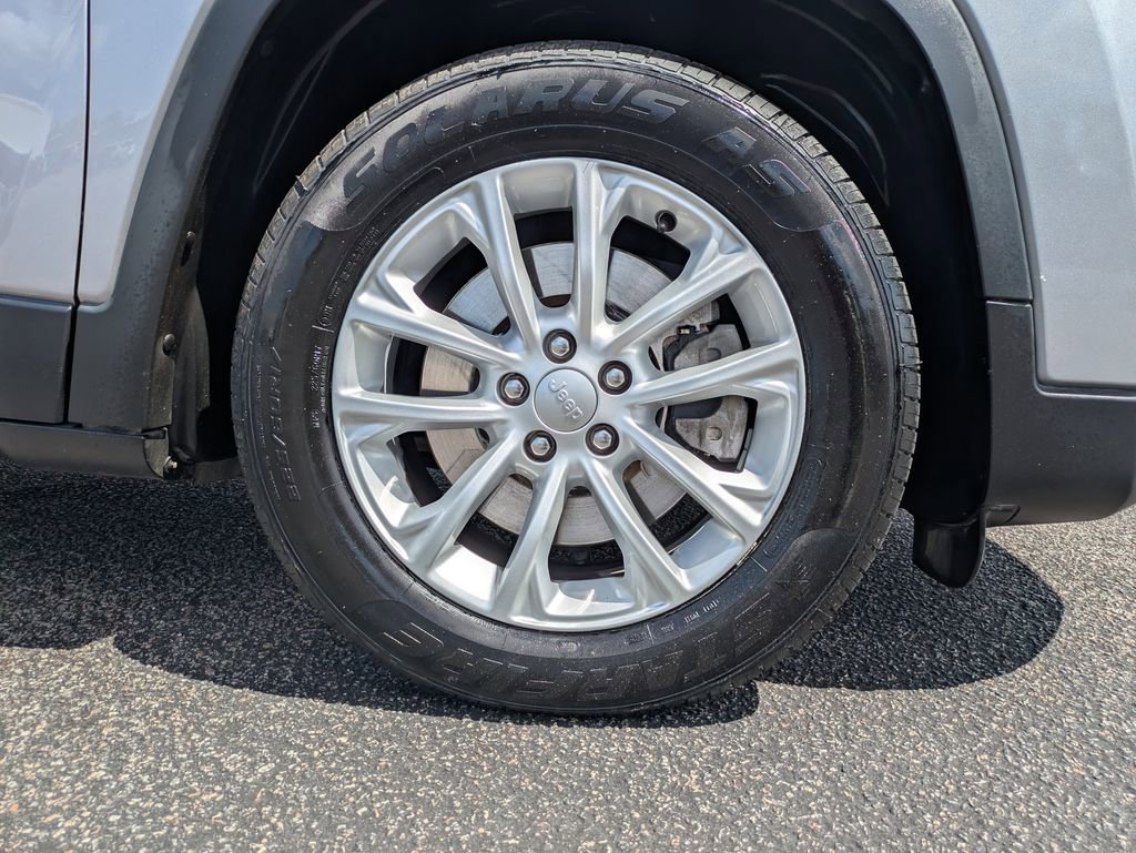 Used 2021 Jeep Cherokee Latitude w/ Mopar Interior Package image 13