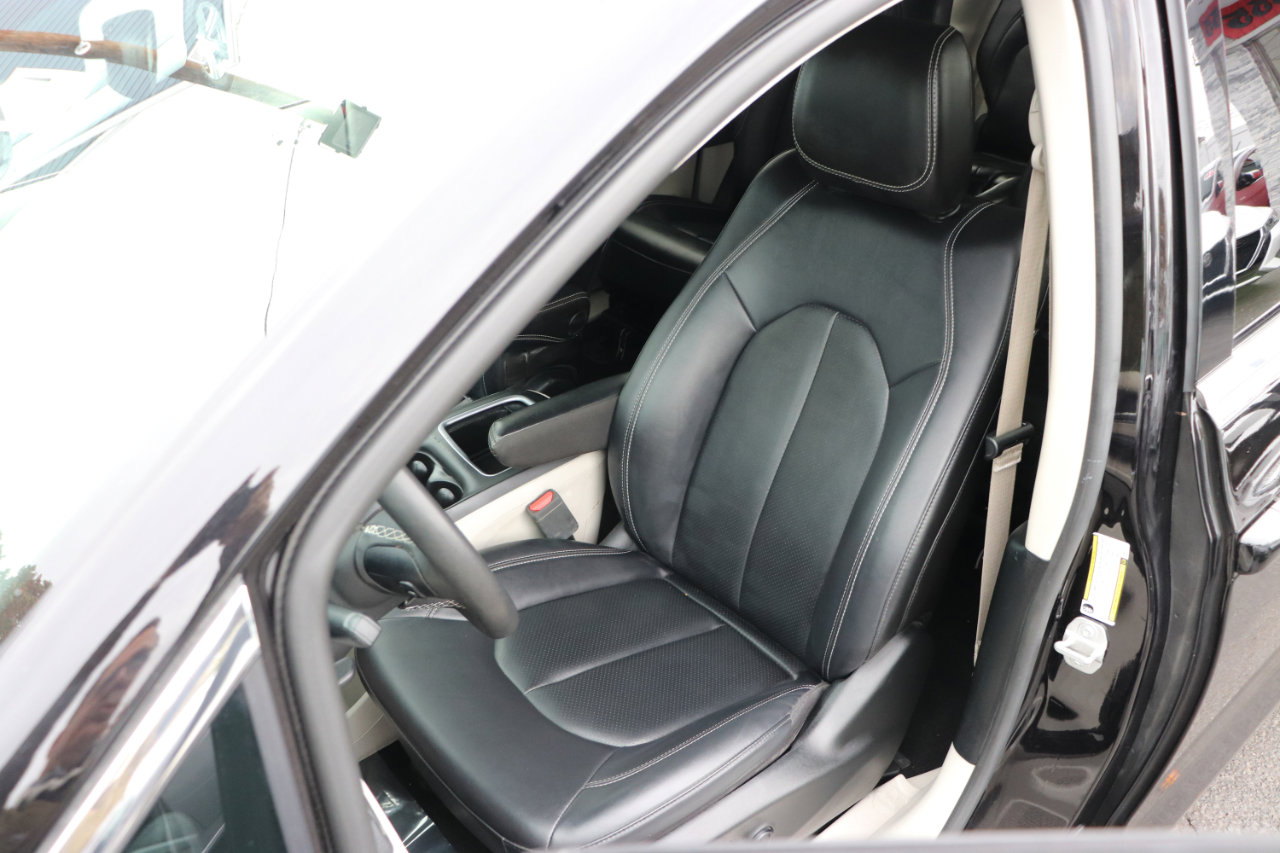 Used 2024 Chrysler Pacifica Limited image 11