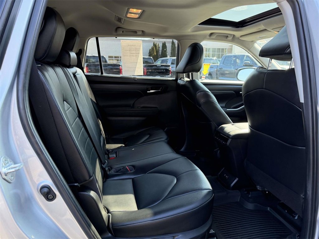 Certified 2021 Toyota Highlander XLE image 13