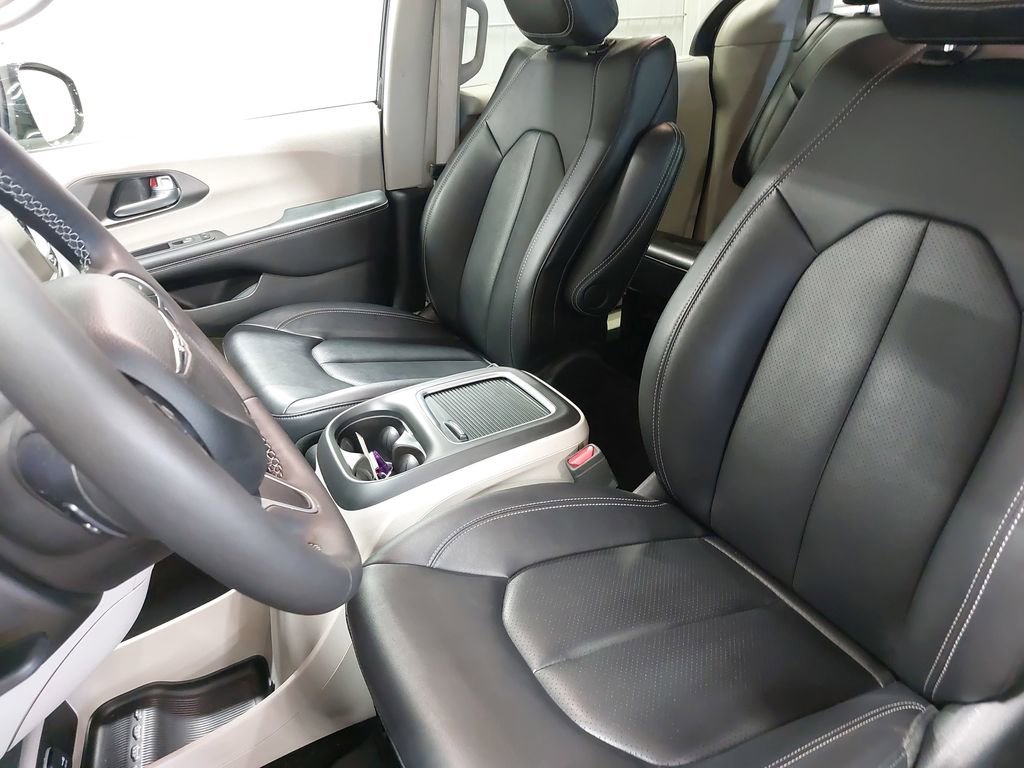 Used 2024 Chrysler Pacifica Touring-L image 17