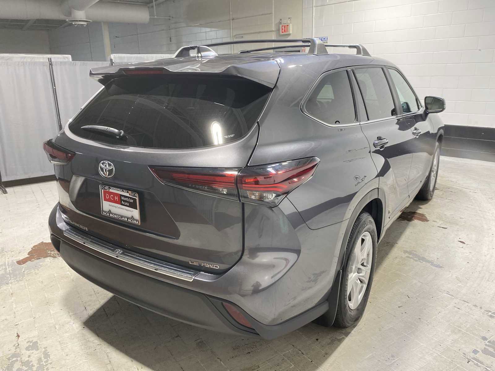 Used 2024 Toyota Highlander LE AWD/4WD image 26