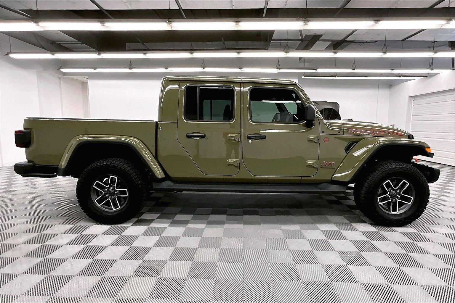 Used 2025 Jeep Gladiator Mojave AWD/4WD image 14