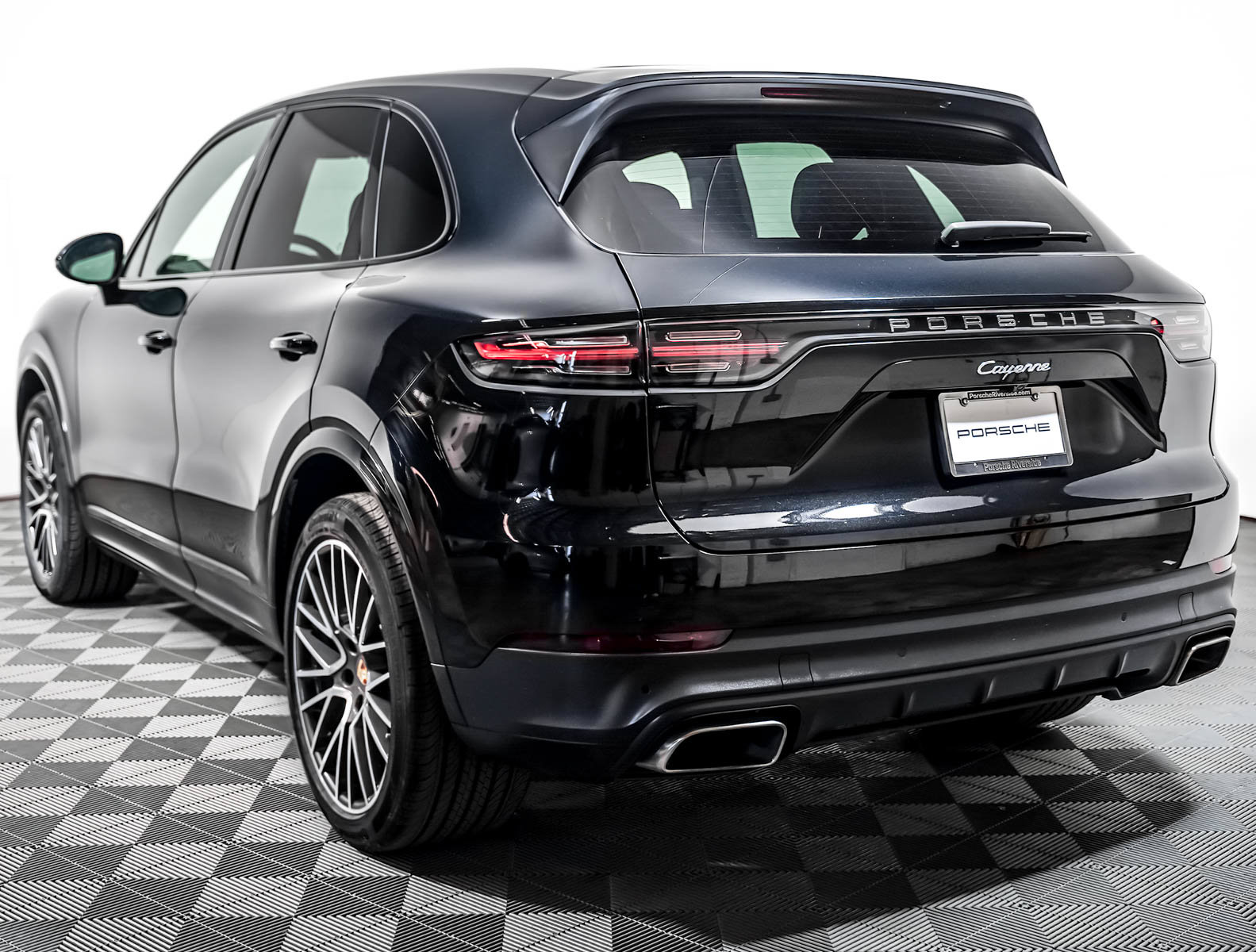 Certified 2023 Porsche Cayenne w/ Premium Package AWD/4WD image 3