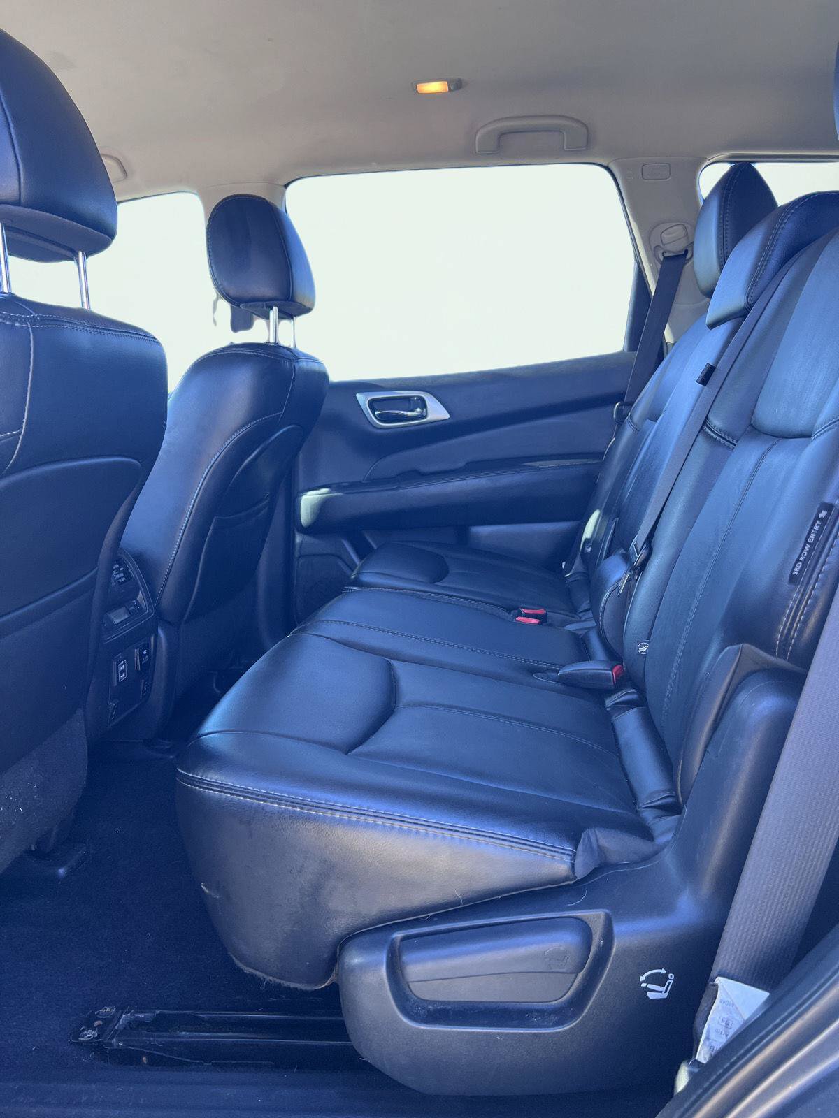 Used 2018 Nissan Pathfinder SL FWD image 3