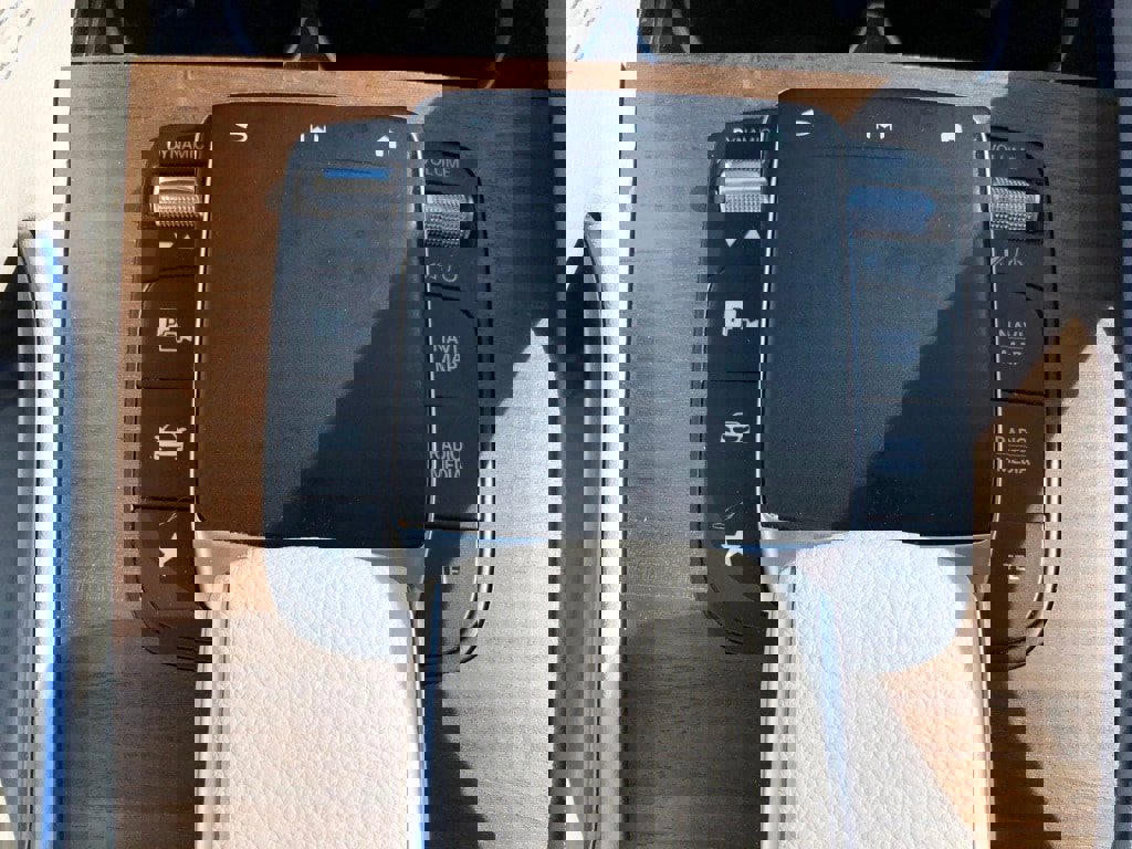 Used 2022 Mercedes-Benz GLE 350 4MATIC w/ Premium Package image 33