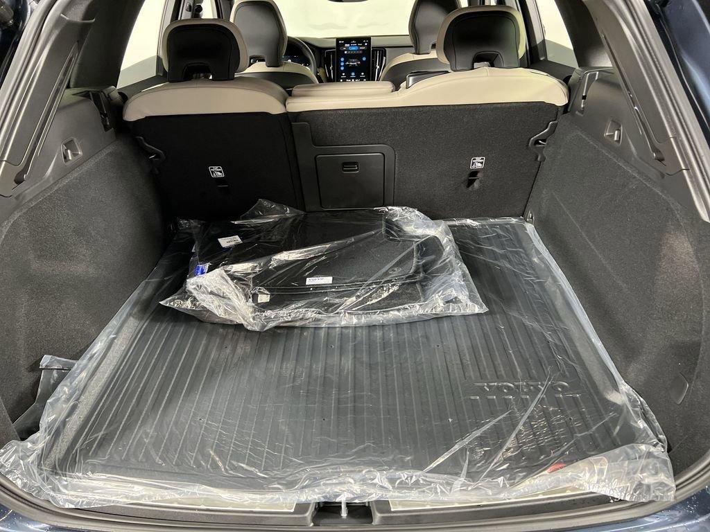 New 2026 Volvo XC60 B5 Plus w/ Climate Package image 17