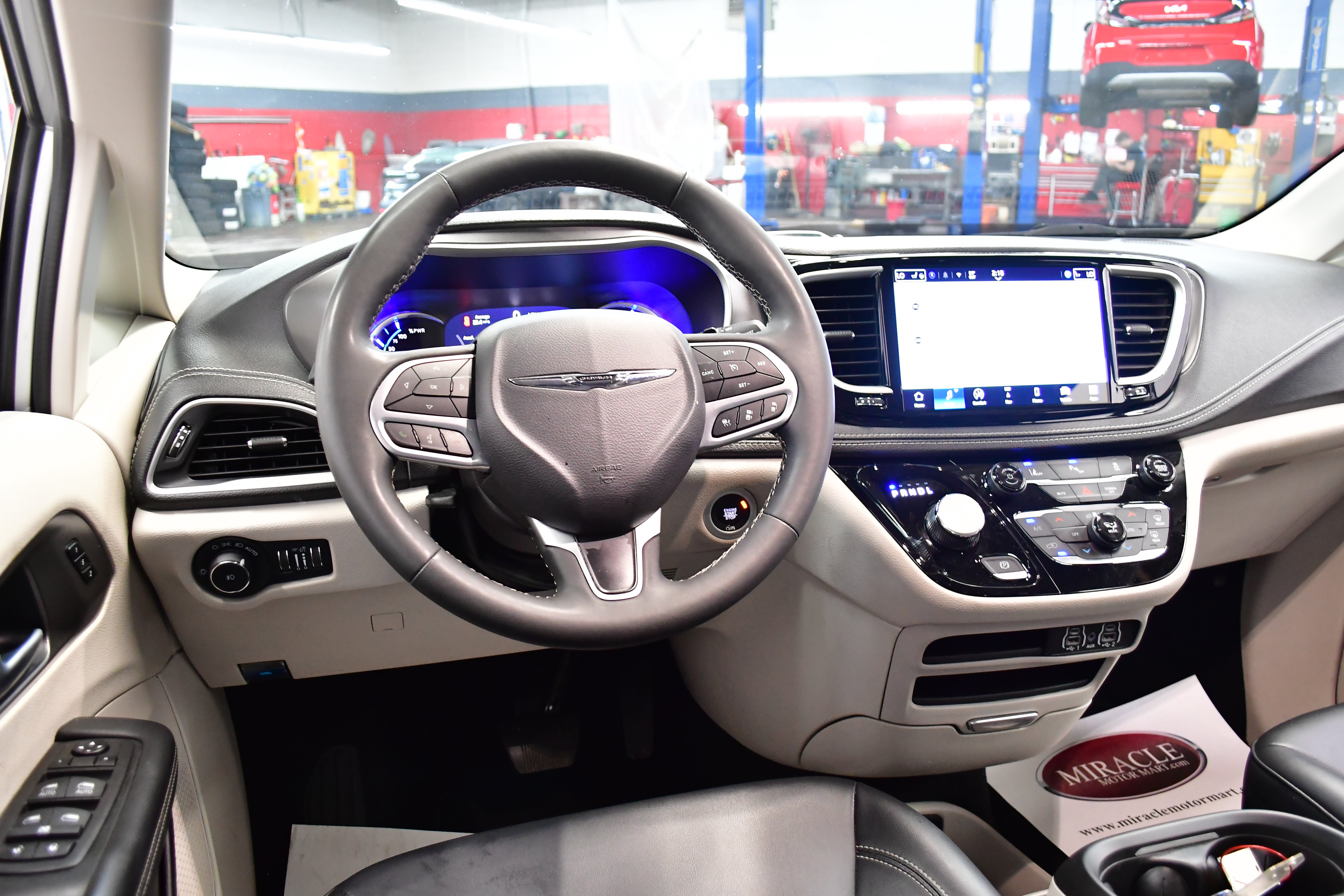 Used 2024 Chrysler Pacifica Touring-L FWD image 10