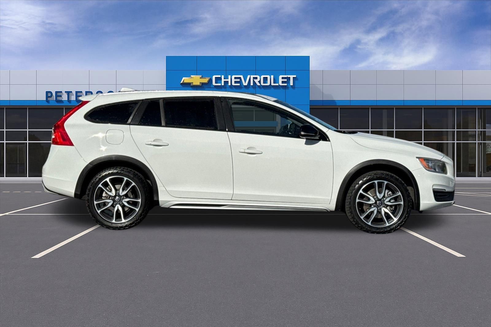 Used 2018 Volvo V60 T5 Cross Country image 3