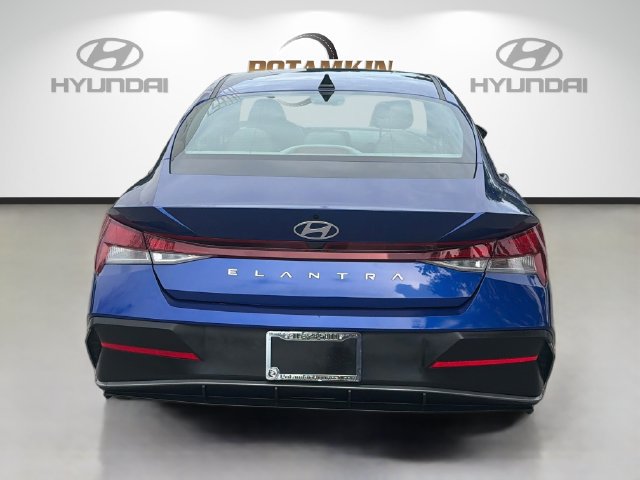 Certified 2025 Hyundai Elantra SE FWD image 7