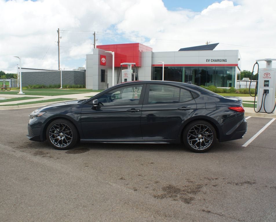 Used 2025 Toyota Camry SE w/ Convenience Package FWD image 13