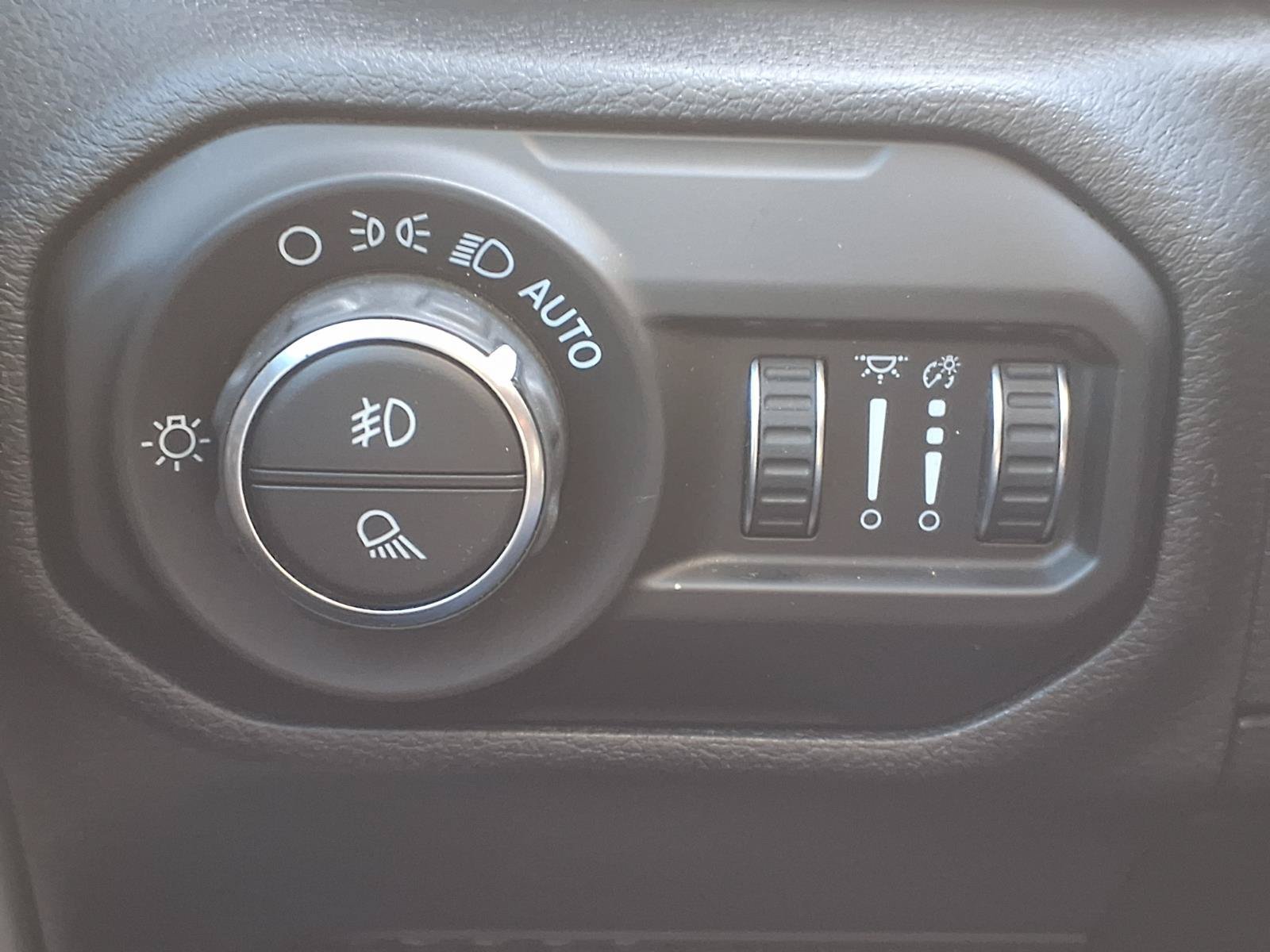 Used 2020 Jeep Gladiator Sport AWD/4WD image 18