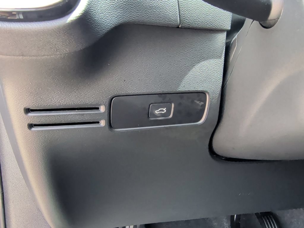 Used 2025 Volvo XC40 B5 Plus AWD/4WD image 16