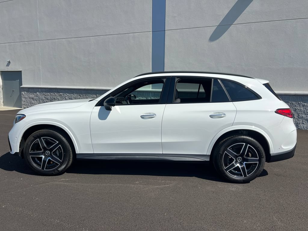 Used 2025 Mercedes-Benz GLC 300 4MATIC w/ AMG Line image 4
