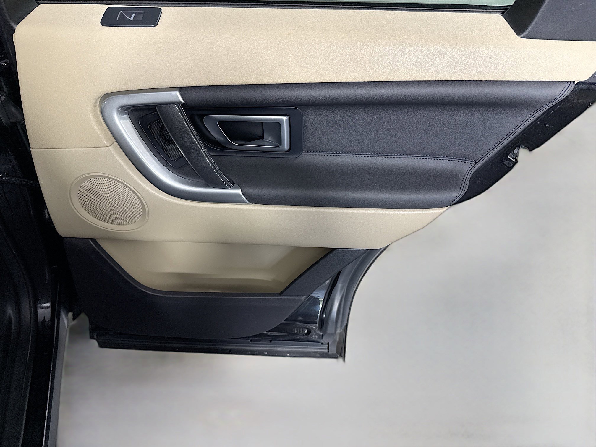 Used 2018 Land Rover Discovery Sport HSE image 28