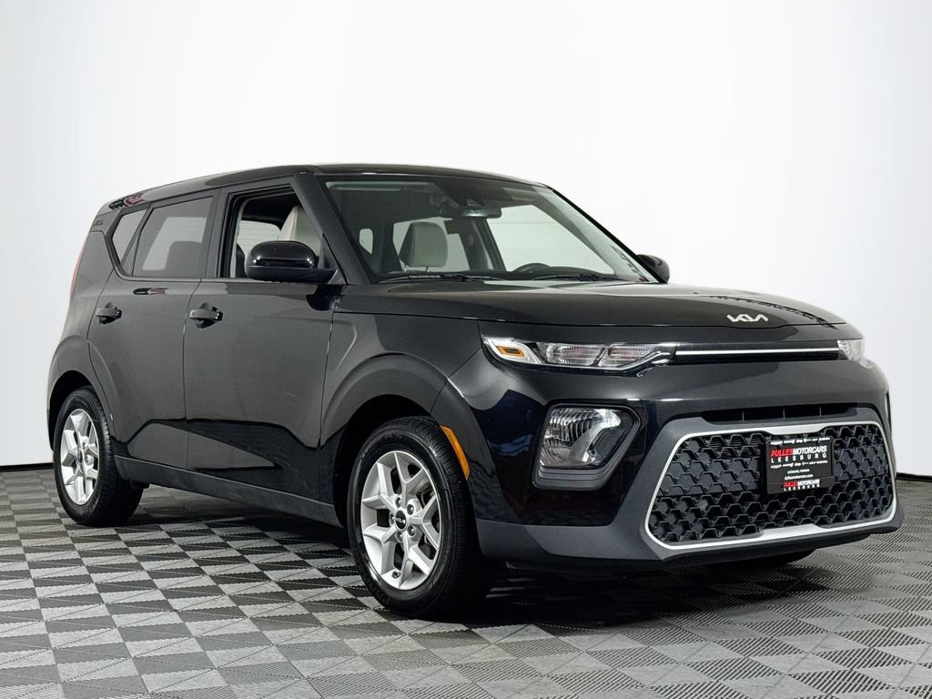 Used 2022 Kia Soul S FWD image 1