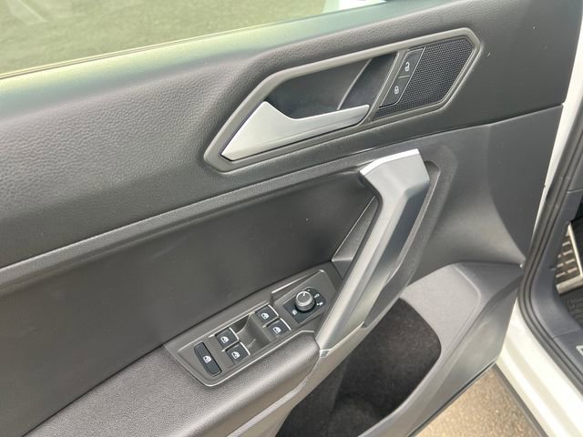 Used 2020 Volkswagen Tiguan SE R-Line AWD/4WD image 33
