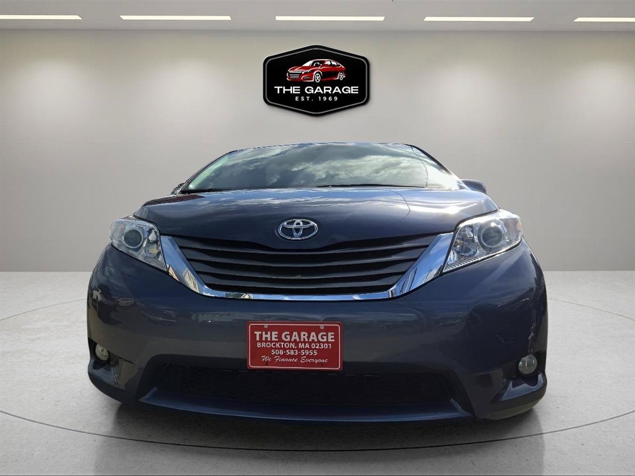 Used 2017 Toyota Sienna XLE Premium w/ Outdoor Package AWD/4WD image 2