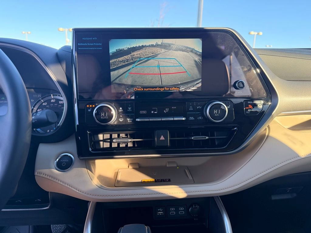 Used 2025 Toyota Highlander XLE image 16