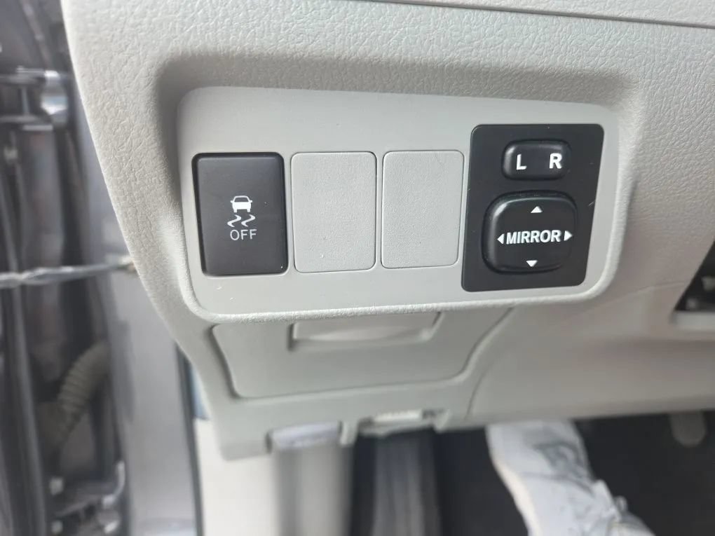 Used 2013 Toyota Corolla L FWD image 14