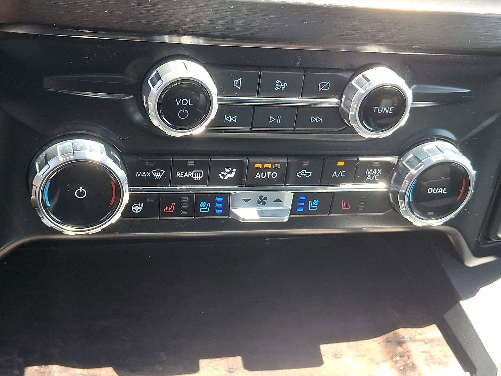 Certified 2024 Ford F350 Lariat w/ Lariat Ultimate Package AWD/4WD image 17